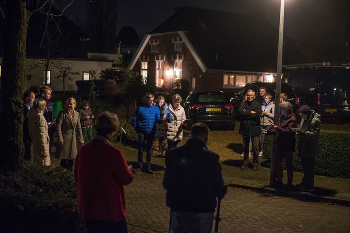Na de online kerstuitzending wordt buiten op straat gezamenlijk Stille Nacht gezongen.