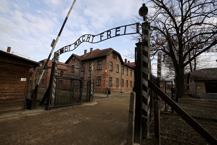 Ze bracht de Hitlergroet voor de poort met daarop de tekst ‘Arbeit macht frei’.