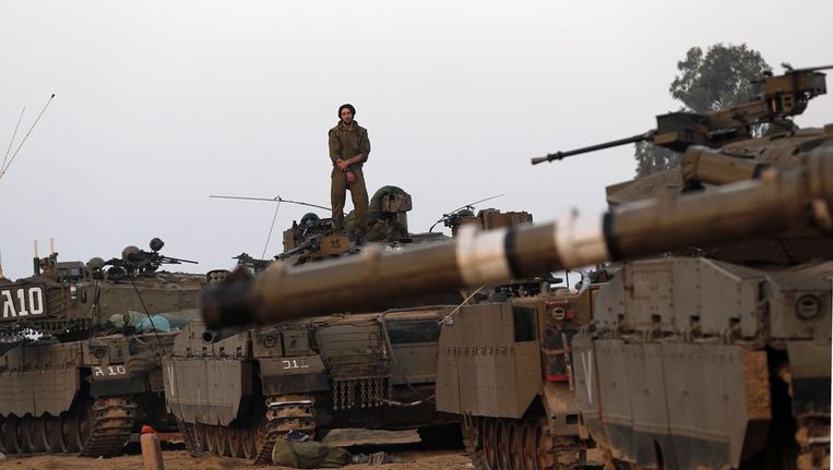 Israëlische soldaat tuurt naar de grens met Gaza Beeld reuters