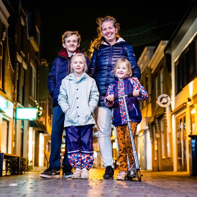 Gemma Lang en haar kinderen Sebbe, Febe en Ninte in het centrum van Oud-Beijerland. ,,Straks lekker warme chocomel of een kopje thee en dan naar bed.”