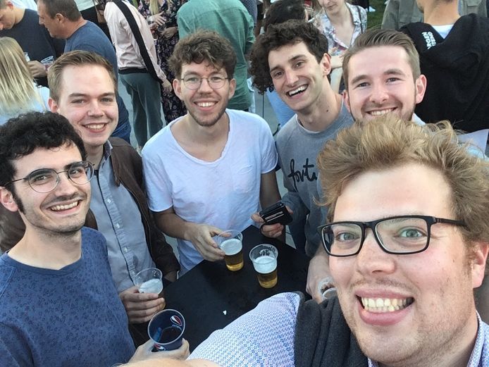 De zes vrienden in 2018. Simon Popelier besloot een foto te maken van het moment waarop ze beslisten een eigen bier te brouwen. Vier jaar later is Tjolder een feit.