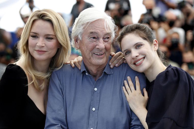 Paul Verhoeven, op het filmfestival in Cannes gefklankeerd door Benedetta-hoofdrolspeelsters Virginie Efira en Daphne Patakia. Beeld EPA