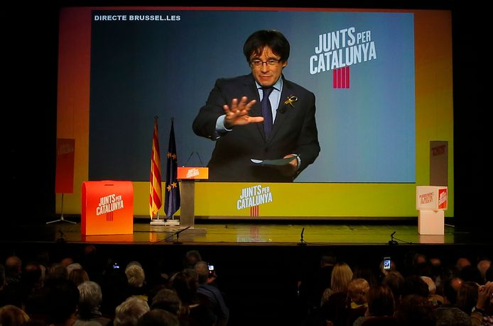 De afgezette Catalaanse premier Carles Puigdemont verscheen vanavond via een videolink vanuit Brussel tijdens een verkiezingsmeeting in het Catalaanse Igualada.
