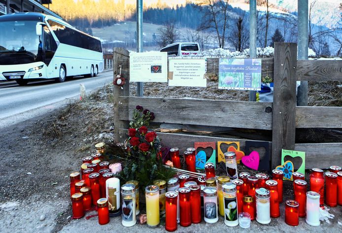 Kaarsen, bloemen en kaartjes op de plek waar het dodelijke ongeval gebeurde (Luttach, Zuid-Tirol).