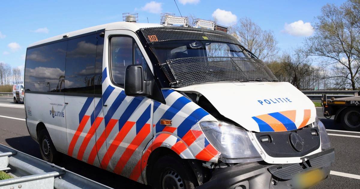 Busjes van de ME beschadigd bij ongeval A15 Wadenoijen.
