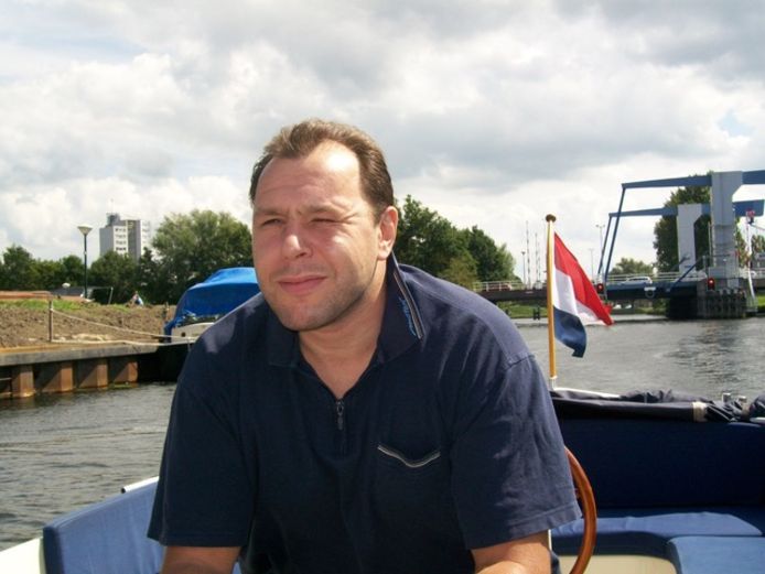 Jeroen Verbeek met een groepje van zijn pupillen en in een sloepje op de Eem 11 jaar geleden.