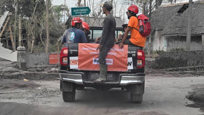 Indonesische vulkaan Semeru spuwt opnieuw lava, as en puin