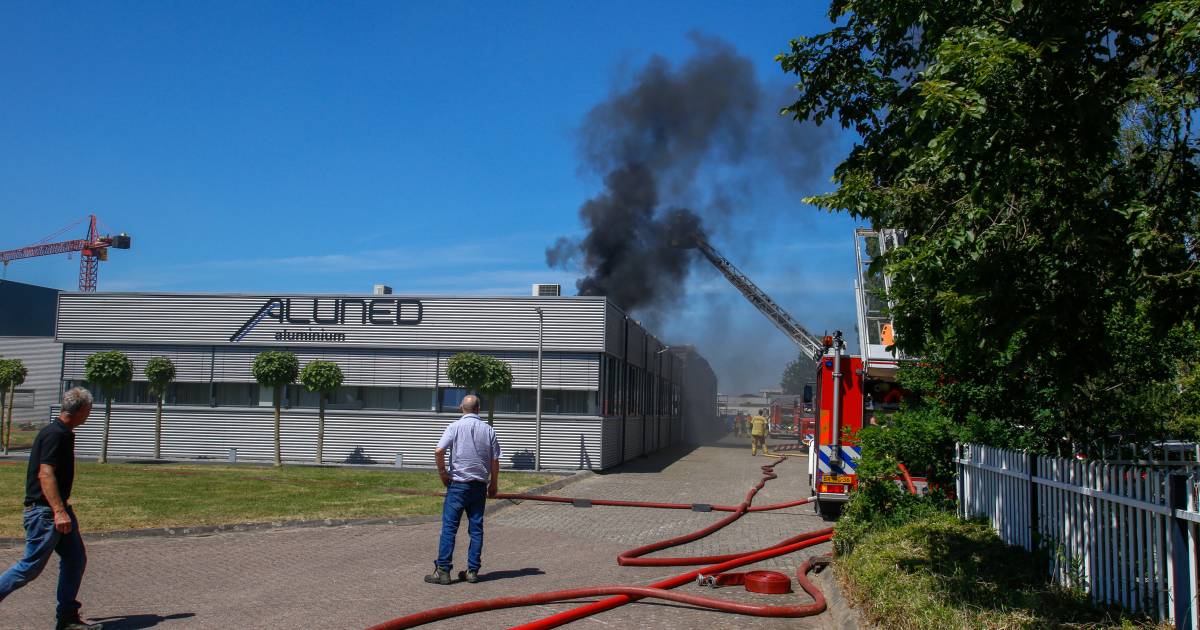 Grote brand in loods op Zwijndrechts industrieterrein.