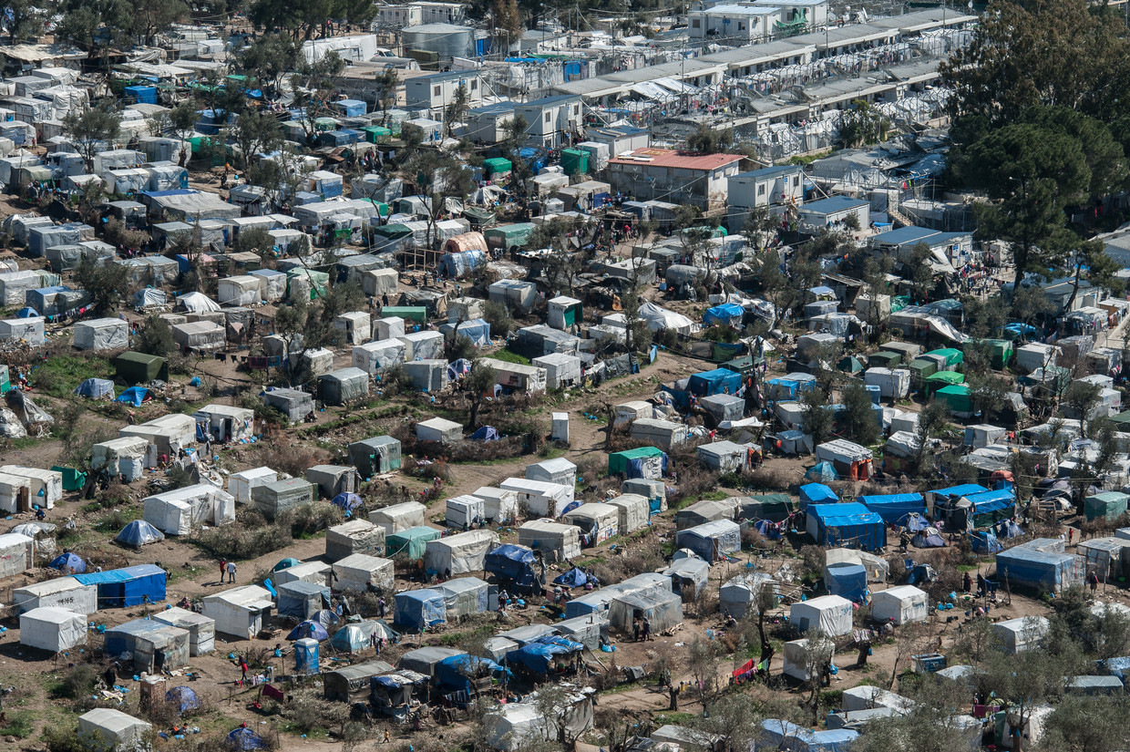 Bovenaanzicht van kamp Moria op Lesbos, waar 22.000 vluchtelingen op elkaar gepakt zitten. Beeld Getty Images