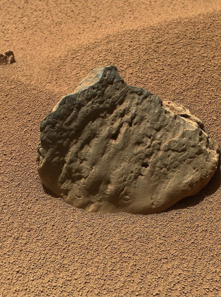 Een dinsdag door de NASA vrijgegeven foto van een steen op Mars die door onderzoekers Et-Then is gedoopt. De steen bevindt zich bij het linkervoorwiel van de Curiosity. De cameralens bevond zich op ongeveer 40 cm van de steen tijdens de opname. Beeld epa
