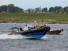 Brandweer en politie halen man uit de IJssel bij de Stadsbrug in Kampen