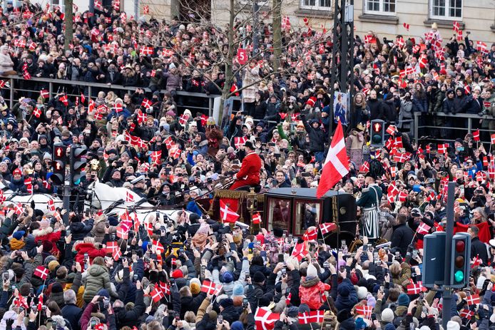 Tienduizenden Denen staan ​​langs de route in Kopenhagen om hun oude koningin en nieuwe koning te zien.