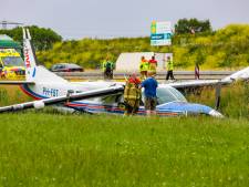 Vliegtuigje neergekomen in weiland naast A50, 18 inzittenden ongedeerd