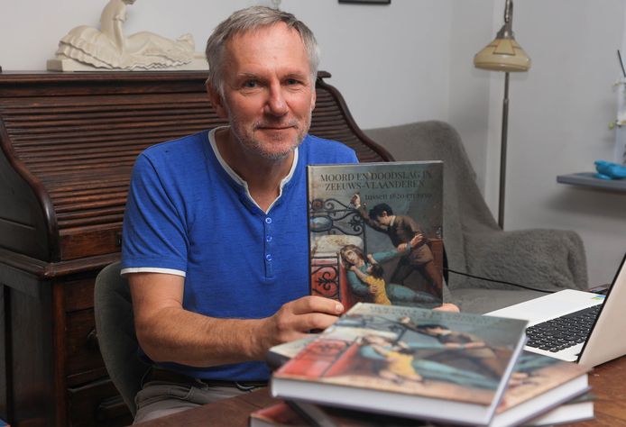Schrijver Rob Roctus met zijn moordboek.
