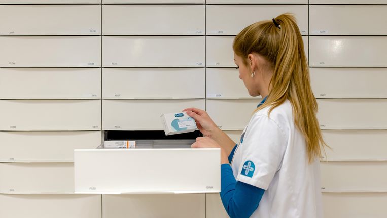 en medewerker in een Mediq Apotheek. Beeld ANP