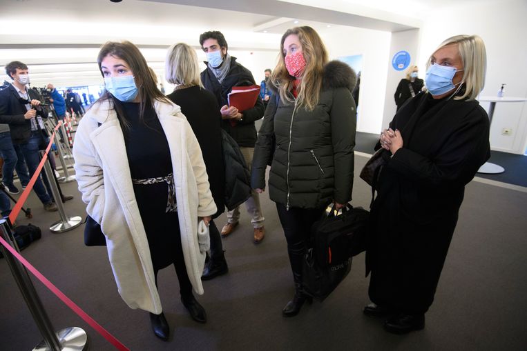 Slachtoffers op de rechtbank. De raadkamer moet nog uitmaken wie van de verdachten naar assisen wordt verwezen.  Beeld Photo News