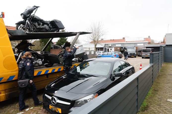 De politie heeft drie motoren opgeladen en weggehaald bij het bedrijf in Doetinchem.