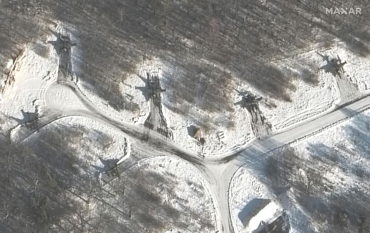 Op dit satellietbeeld is te zien dat er ook gevechtsvliegtuigen paraat staan bij de luchthaven Luninets in Wit-Rusland. Beeld via REUTERS
