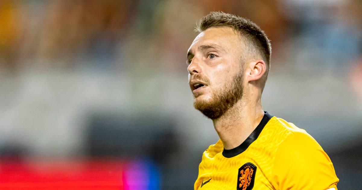 Na botsing met doelpaal traint Jasper Cillessen bij Oranje voor thuisduel met Wales.