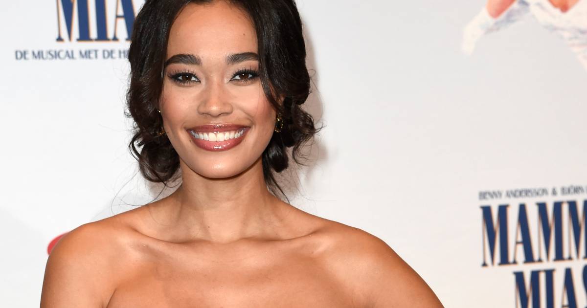 Romy gaat topless in een weiland en Gordon kust nieuwe vriend | Show ...