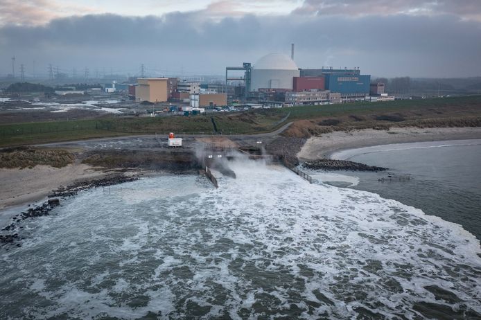 De kerncentrale in Borssele. Petra Luteijn woont in Ellewoutsdijk en schreef een opiniestuk over het draagvlak voor kerncentrales onder Zeeuwen: ,,Als geboren Zeeuw heb ik er genoeg van."