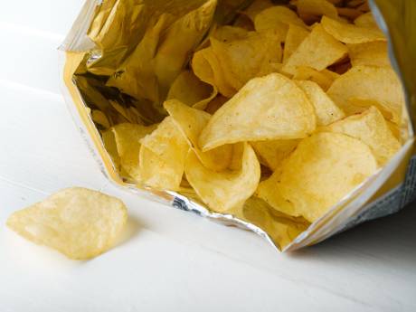 We betalen meer voor onze zak chips, en dat komt niet alleen doordat aardappels duurder zijn