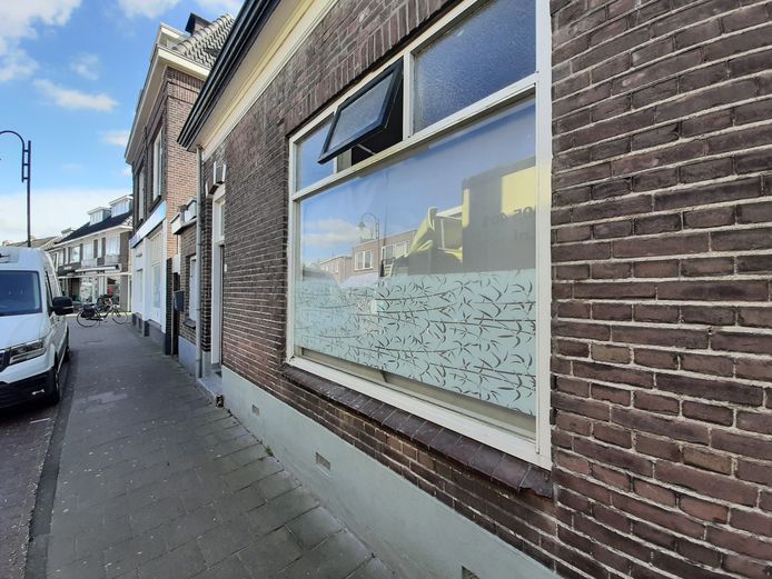 Huizen met dichte gordijnen of zelfs afgeplakte ramen: typische kenmerken van een arbeidsmigrantenwoning.