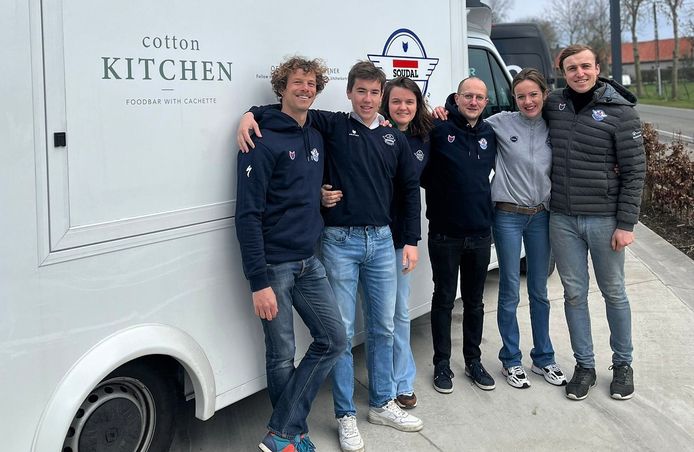 Thijs Gelaude en team, bij de keukenvrachtwagen
