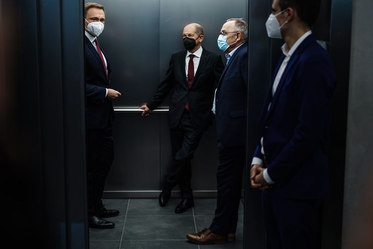 FDP-voorzitter Christian Lindner (l) en SPD-leiders Olaf Scholz (m) en Norbert Walter-Borjans (r) in een lift na gesprekken over een coalitie. Beeld EPA