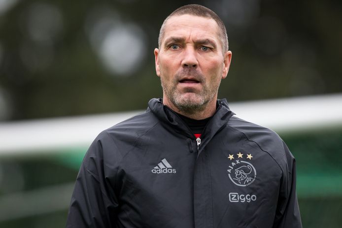 Hendrie Krüzen was bij Ajax assistent van Peter Bosz.