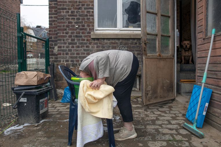  Danielle Szotek (66) wast eind november 2021 haar haren in de achtertuin. Maandenlang leefden de slachtoffers zonder stromend water, verwarming en elektriciteit. Beeld HJ Hunter