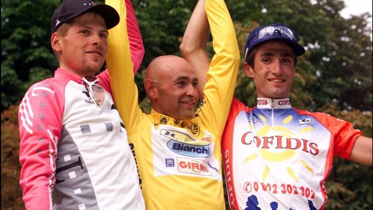 Jan Ullrich, Marco Pantani en Bobby Julich, het podium van de Tour in 1998. Beeld photo_news