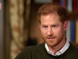 “Plots zaten al mijn familieleden op een vliegtuig. Ik was niet uitgenodigd”: prins Harry noemt voor het eerst namen