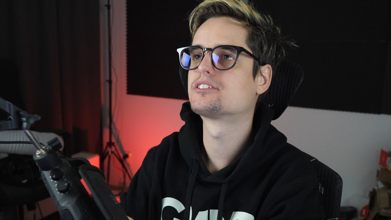 Onder het alias GameMeneer maakt hij video's op zowel Twitch als YouTube.
