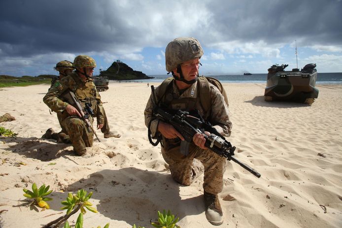 Amerikaanse soldaten voeren militaire oefeningen uit op een strand in Hawaï.