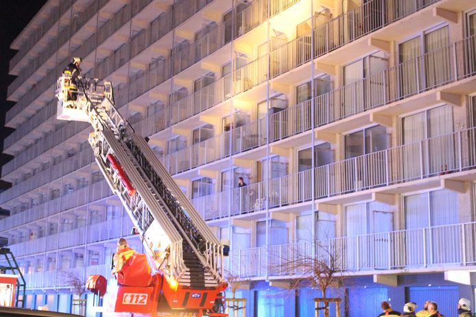 In de Franslaan in Nieuwpoort is gisterenavond even voor 23 uur een flatgebouw ontruimd nadat op de achtste verdieping brand was ontstaan in een elektriciteitskast. Eén persoon werd met zware rookvergiftiging overgebracht naar het ziekenhuis..