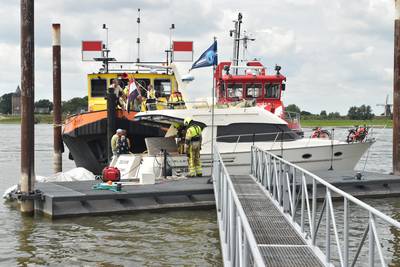 Jacht loopt vol water op de Waal, blusboot en brandweer schieten te hulp