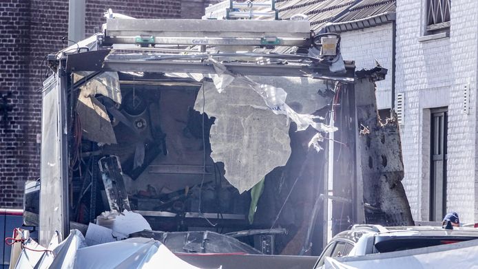 De ravage in de laadruimte van de vrachtwagen was groot, na de explosie langs de Vichtesteenweg in Deerlijk.