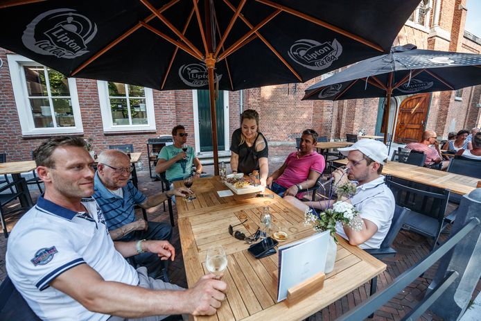 De oude woning van meneer pastoor in Klundert is nu een stijlvol restaurant met terras. Foto Marcel Otterspeer