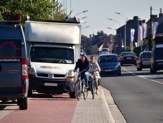 Frustraties in het verkeer: fietsers storen zich het meest aan parkeren op het fietspad, automobilisten aan fietsers zonder verlichting