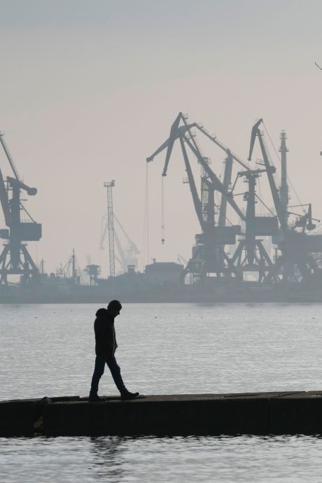 Le port stratégique de Marioupol sous "blocus" russe