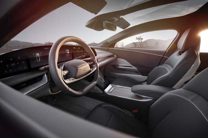 Het strakke interieur van de Air, het eerste model van Lucid Motors, getuigt van veel luxe en comfort. De fabrikant wil dat de interieurs warmer aan doen dan bij concurrent Tesla.