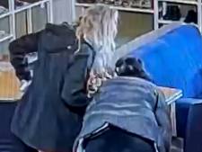 Deze vrouwen stelen handtas in kringloopwinkel (maar hebben niet door dat ze worden gefilmd)