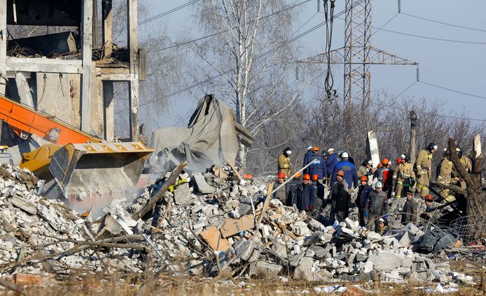 Reddingswerkers ruimen puin en zoeken naar slachtoffers van de Oekraïense aanval op een schoolgebouw in Makijivka.