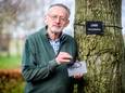 Gerard Ameeuw met zijn systeem om bomen een naamkaartje te geven