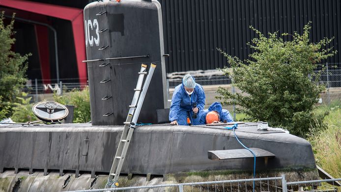De Deense politie doet sporenonderzoek op de UC3 Nautilus, de zelfgemaakte duikboot van hoofdverdachte Peter Madsen.