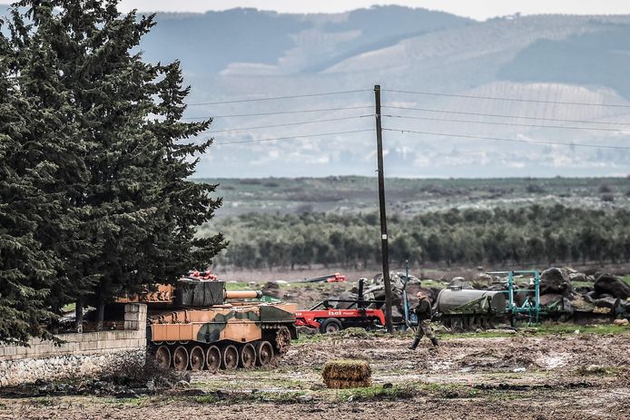 Turkse tanks bij de Syrische grens.
