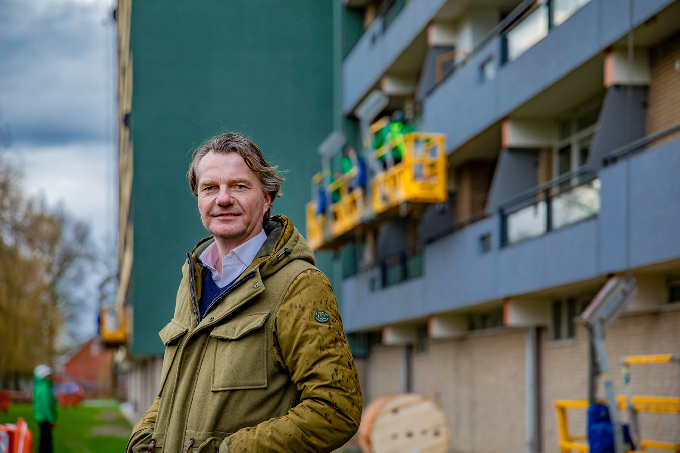 Monteurs met schilderslift naar tien hoog voor snel in Apeldoornse flats Foto