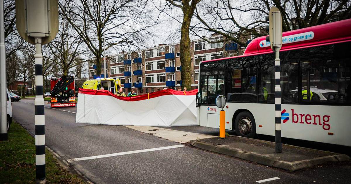 Fietsster overleden na aanrijding met lijnbus in Arnhem.
