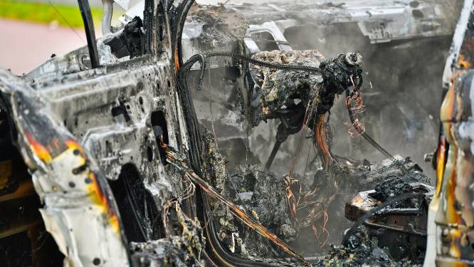 Auto vliegt een uur na aanschaf in brand in Valkenswaard, bestuurder en kind ontkomen